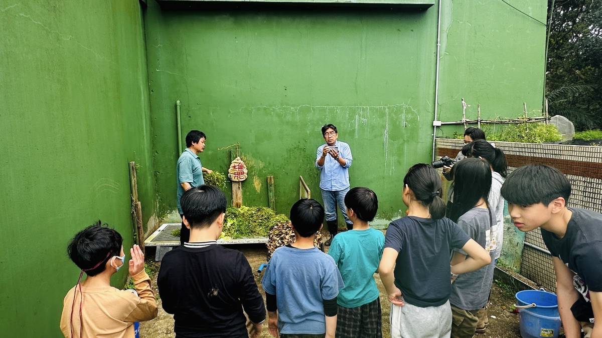 北市平等國小推出食農小學堂，透過課程學習如何將落葉和廚餘轉化為有機肥料