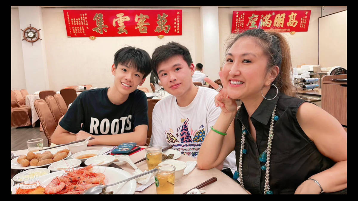 Niccolo and I with his brother Jeffrey
.
岳岳與我跟弟弟恩恩