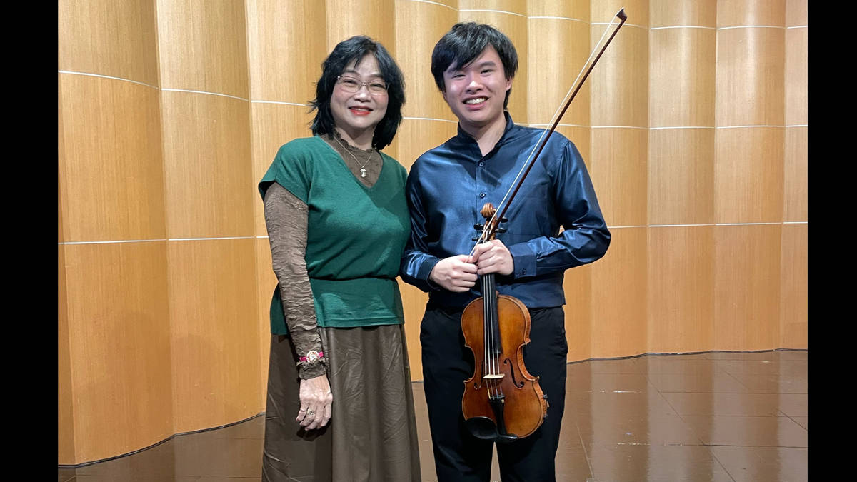 Niccolo with his Taiwan violin teacher, Professor Nanette Chen
.
岳岳與台灣小提琴老師，陳沁紅教授