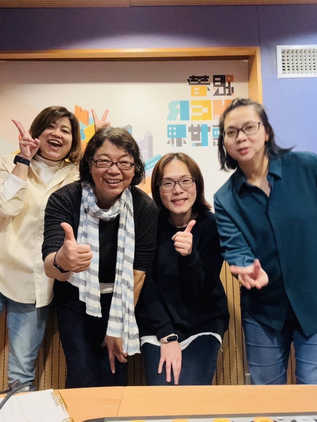 主持人與來賓馬筱鳳和小兵出版社行銷經理一起合影