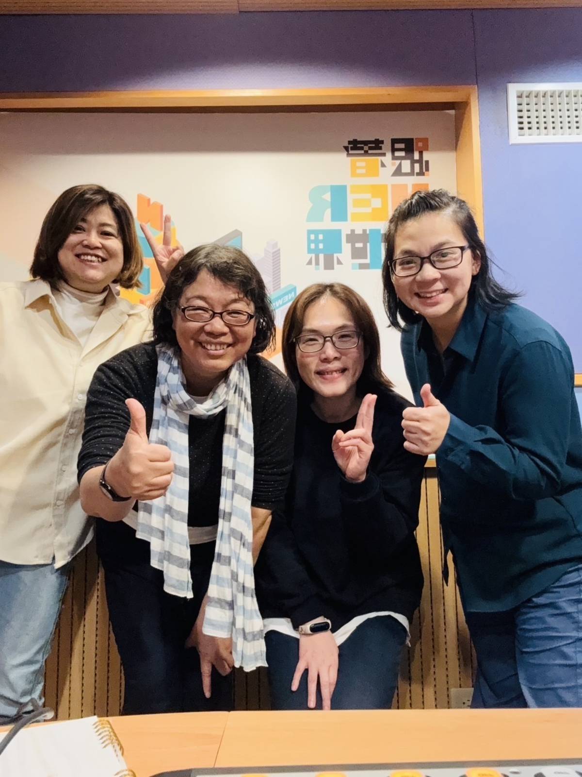 主持人與來賓馬筱鳳和小兵出版社行銷經理一起合影