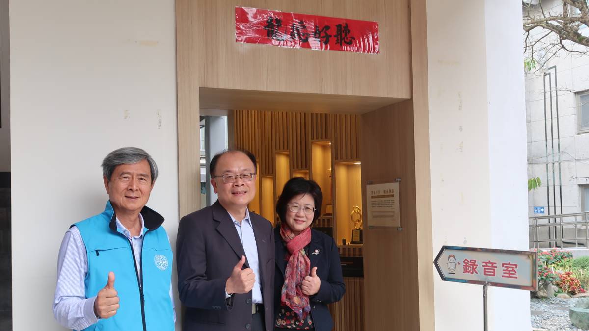 梁學政司長(中)與教育電臺黃月麗臺長(右一)、節目主持人胡夢鯨(左一)於電臺的星光走廊合影。