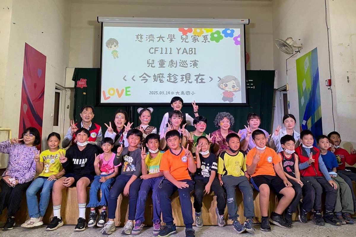 學童與演員合影