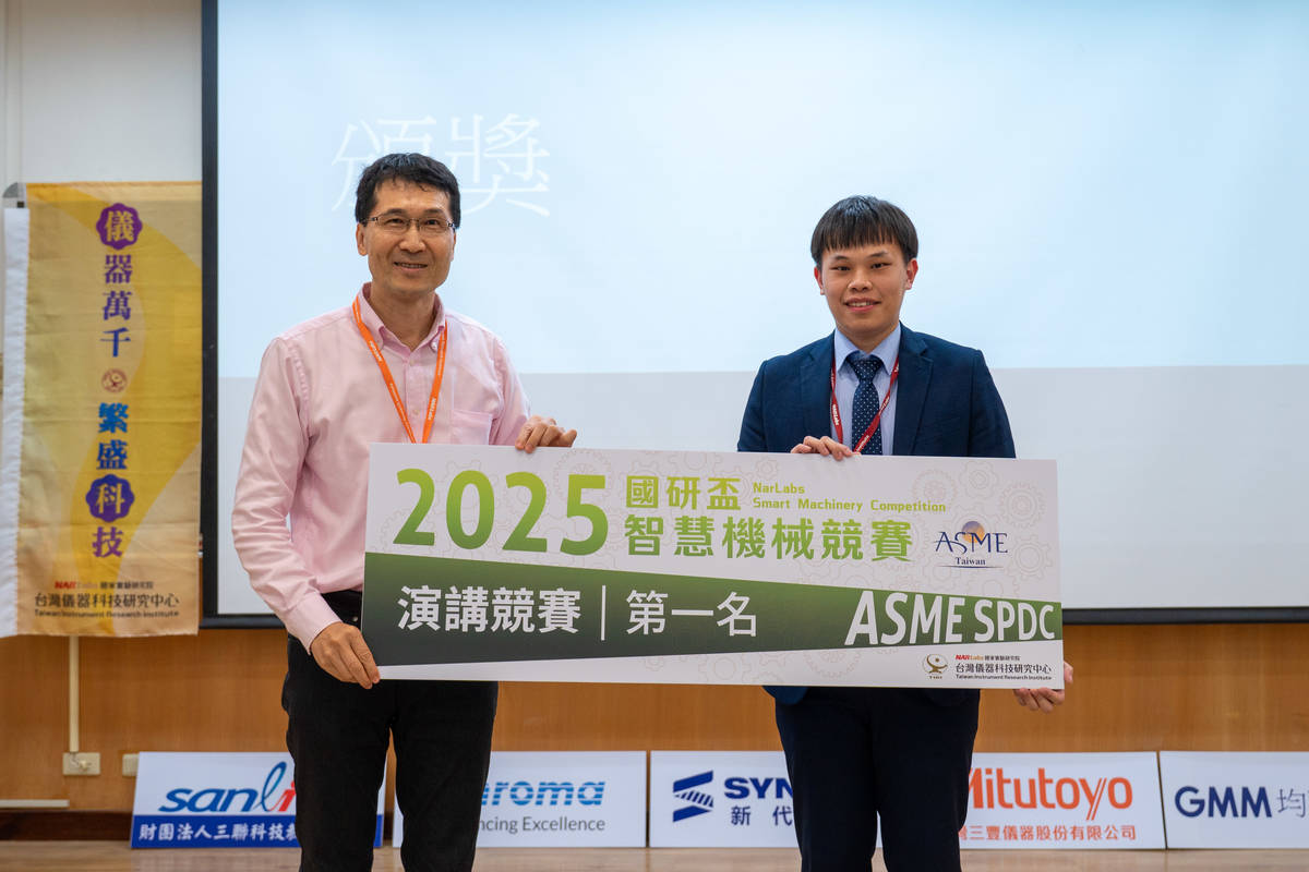國研院儀科中心主任潘正堂（左一）頒發演講競賽第一名給清華大學江鎮宇同學 (國研院提供)