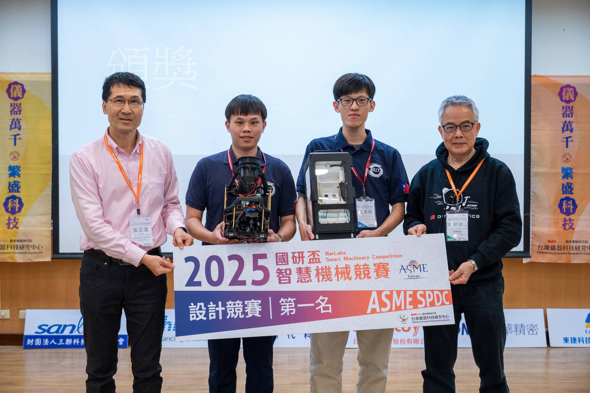 國研院儀科中心主任潘正堂（左一）頒發設計競賽第一名給清華大學「DIT - Bounty Robot」團隊 (國研院提供)