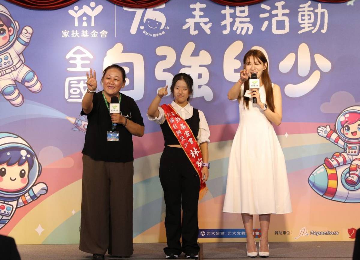 自強兒少林宛蓁現場教導大家比出SWIM的手語，期許自己泳不放棄