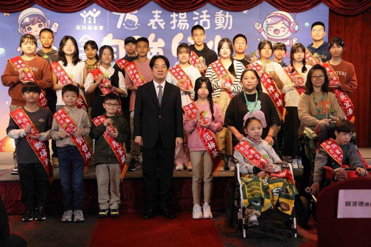  家扶22名全國自強兒少與總統合照留影，希望成為孩子背後支持的力量。
