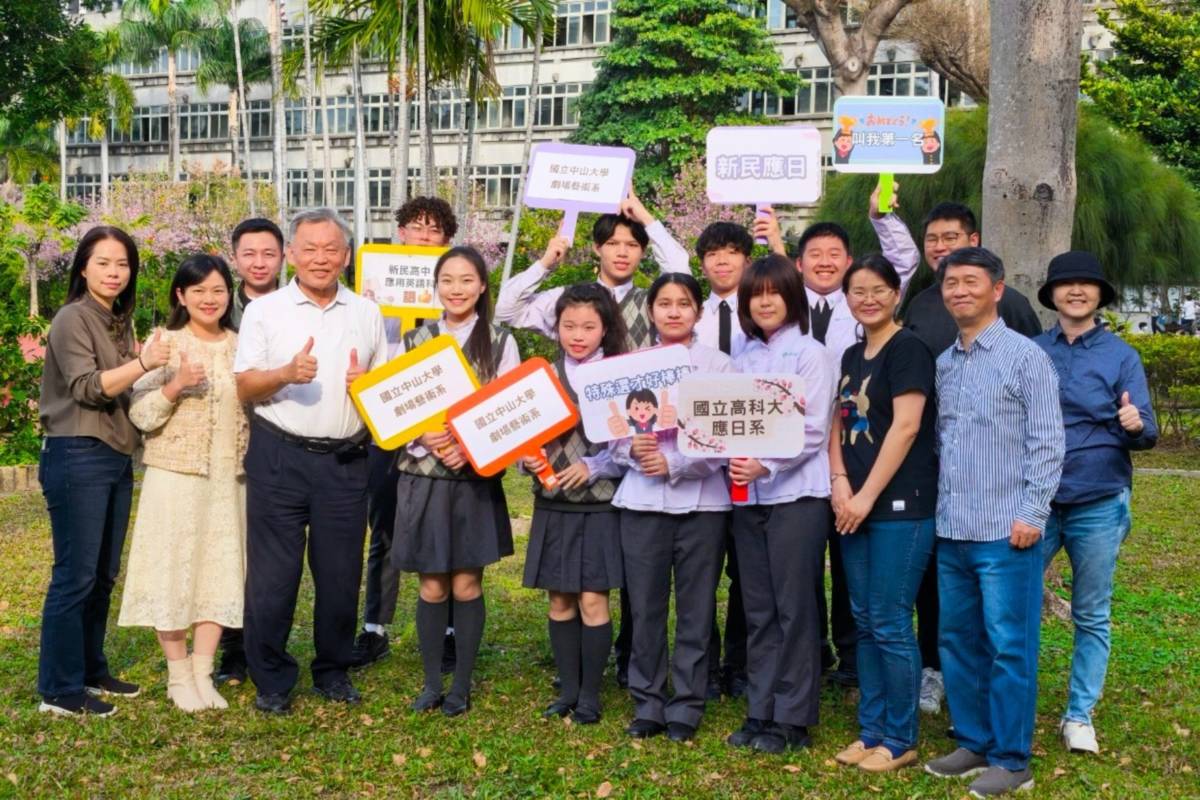 王沛清校長與老師及大學特殊選才錄取學生合照