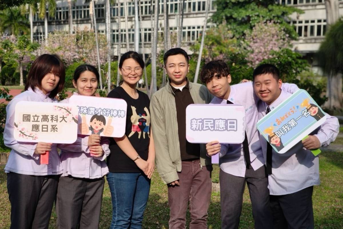 應用日語科科主任陳奕文及導師林育晨與特殊選才學生合照