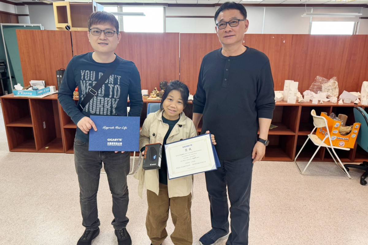 創設系學生蘇霈涵(中)，以《探測先鋒隊—機器蟻》作品奪下創新科技組的佳作(照片來源：義守大學提供)。
