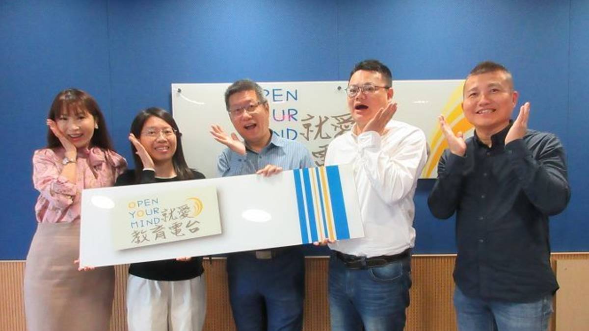 左起 節目主持人（臺中市立光正國民中學林筱玲校長、臺中市大里區草湖國民小學蔡雅婷老師）來賓（	臺中市豐原區福陽國民小學郭國澄校長、臺中市豐原區福陽國民小學詹智傑主任）及教育電台常罡。
