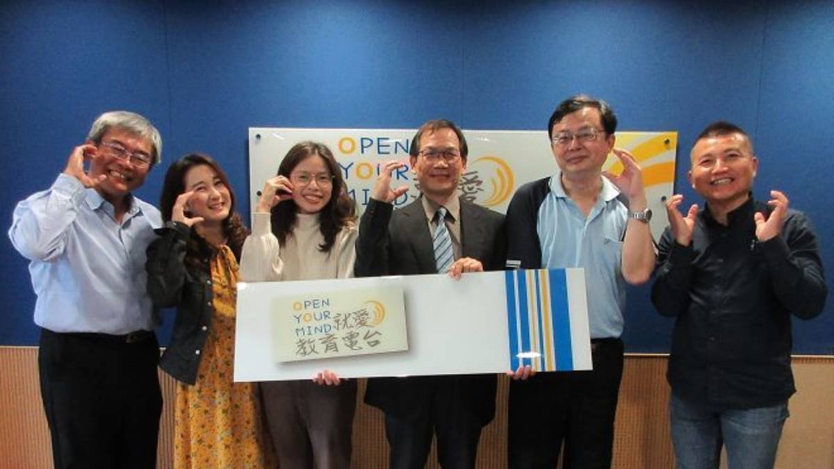 左起 節目主持人（廖雅彬 先生、豐原國小廖皓圭主任）來賓（臺中市政府教育局高中職教育科黃敬倫股長、臺中市立沙鹿工業高級中等學校魏有騰校長、臺中市智慧自動化技術教學中心趙俊傑執行秘書）及教育電台常罡。
