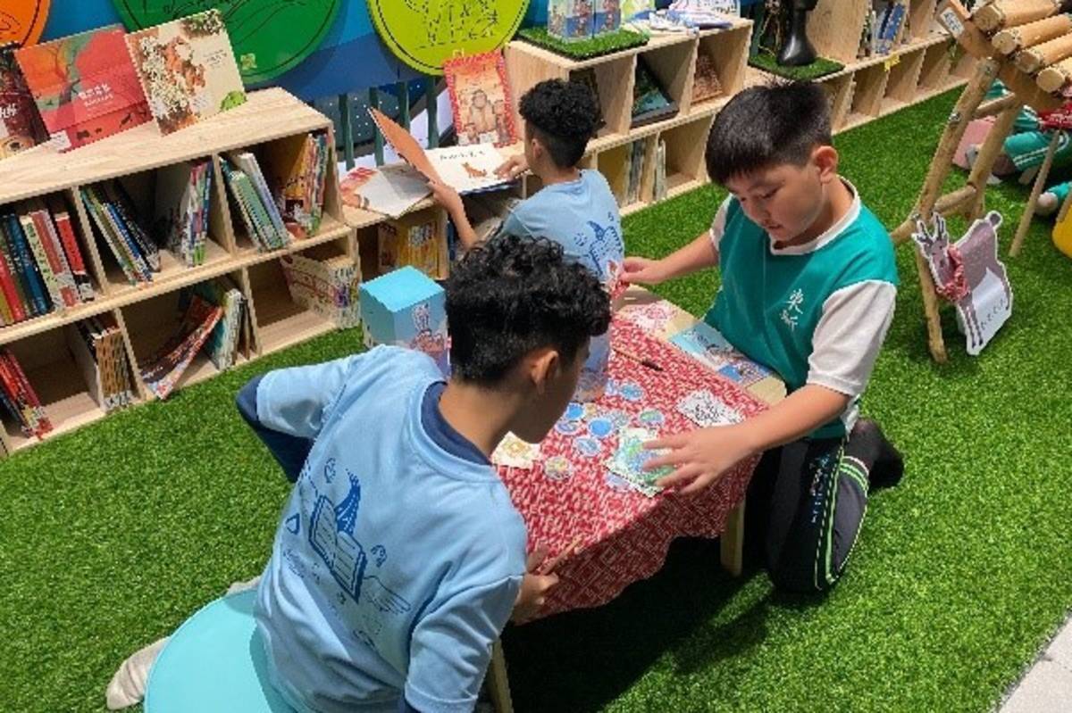 北市東新國小「巴茲諾岸Pacengo’an」文化學習角，學生透過閱讀認識原住民族歷史