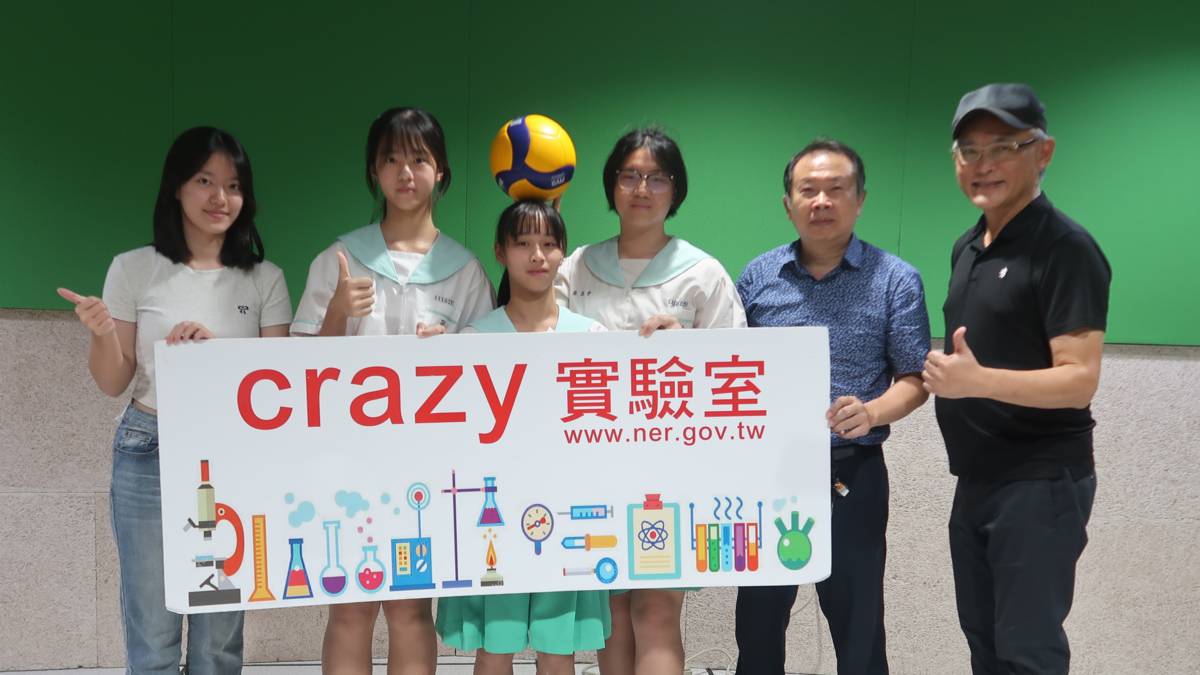 臺中市立大雅國中科展團隊師生與節目主持人K博士(右一)、亮亮(左一)合影。