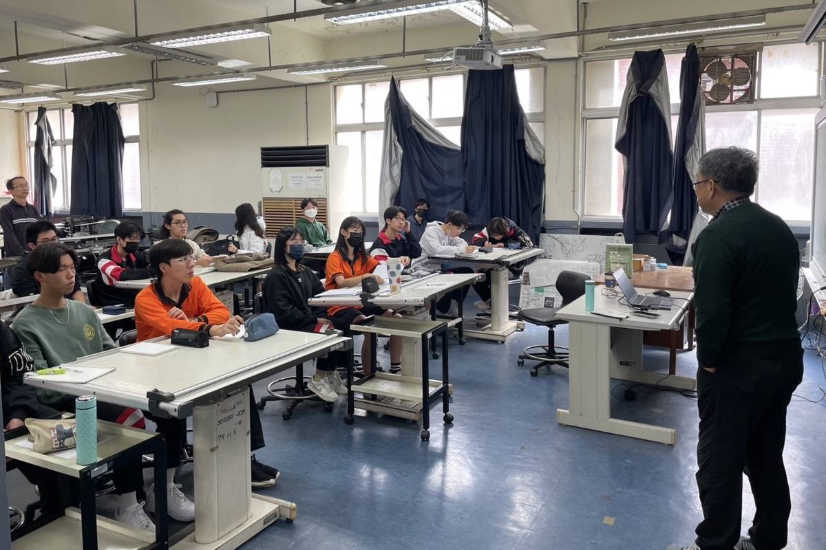 大安高工建築科與中國科技大學合作開設「古蹟修護課程」，由業界專家入班協同教學