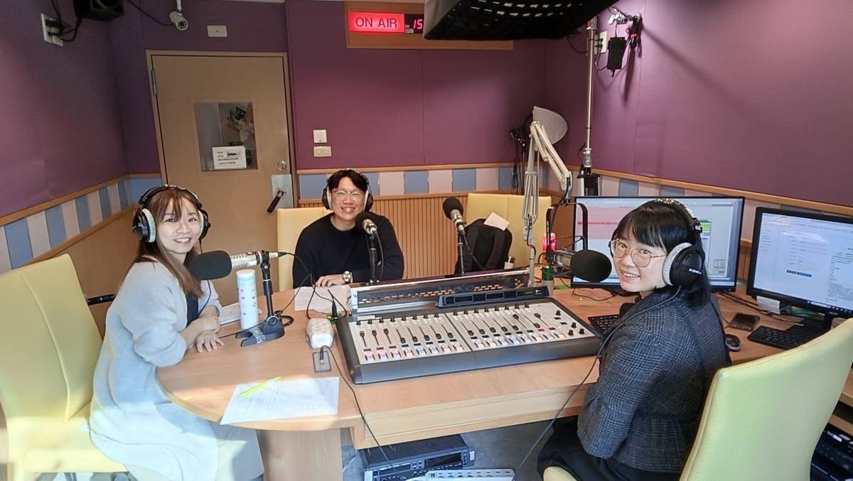 由左至右為主持人米果、來賓黃暐傑心理師、主持人梅英。