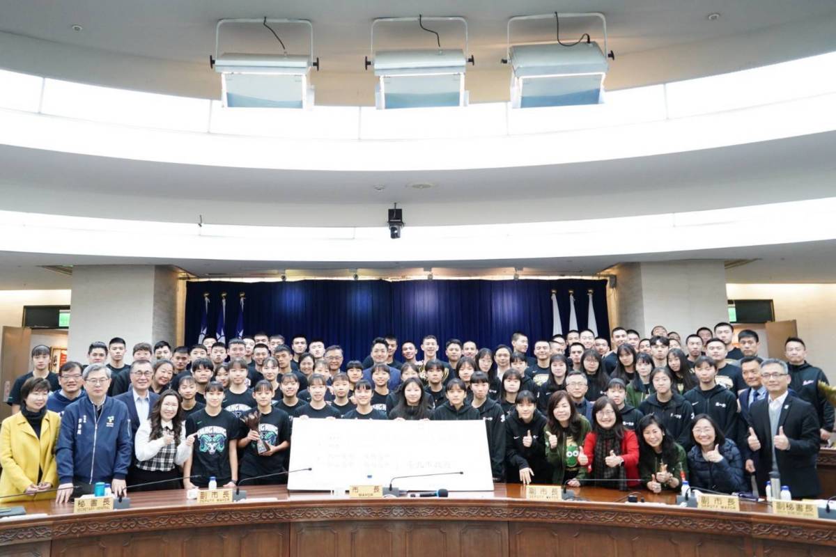 113學年度HBL高中籃球甲級聯賽獲獎球隊齊聚北市府，蔣萬安市長宣布頒發420萬元獎金