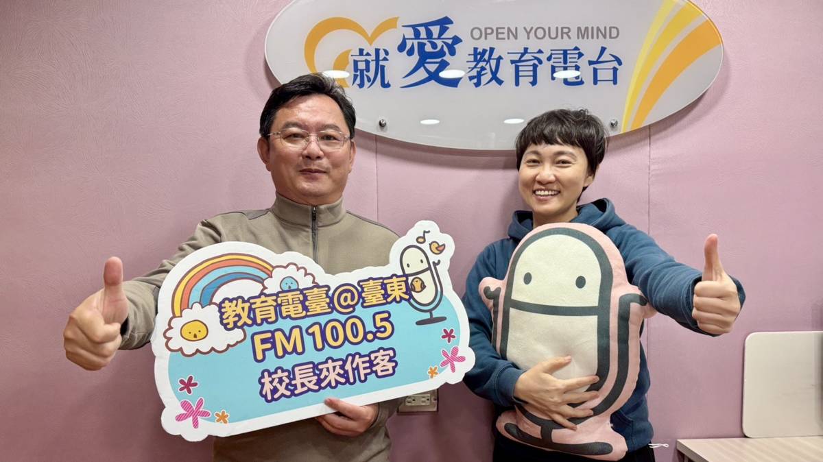 臺東縣新園國小校長高進欽(左)