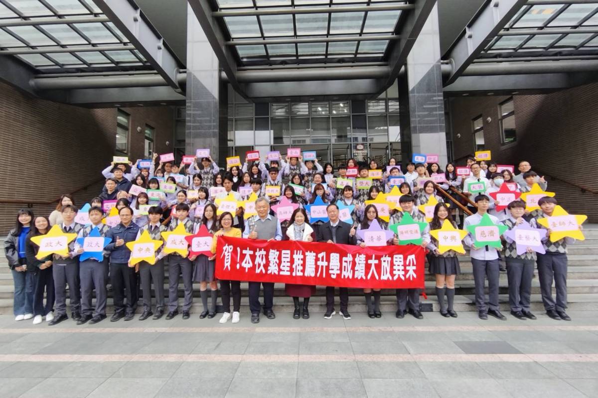 新民高中大學繁星再創佳績，校長與師生合照。
