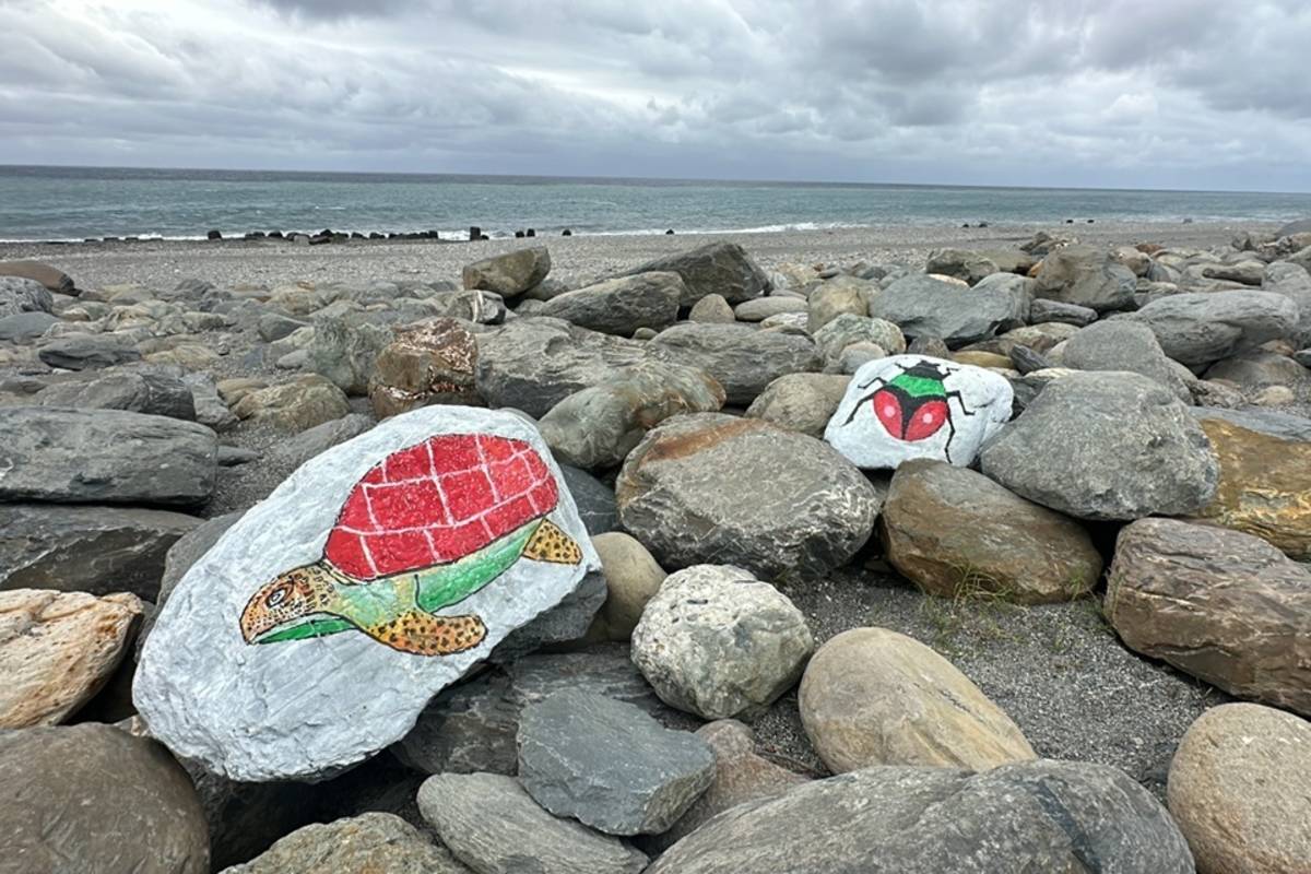 海濱公園國際地標附近的護岸石塊，被彩繪上各式動物圖案，吸引民眾到場「尋寶」打卡。