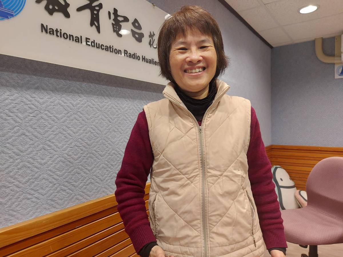 湯老師任教國風國中美術班，退休後回學校擔任台語老師。