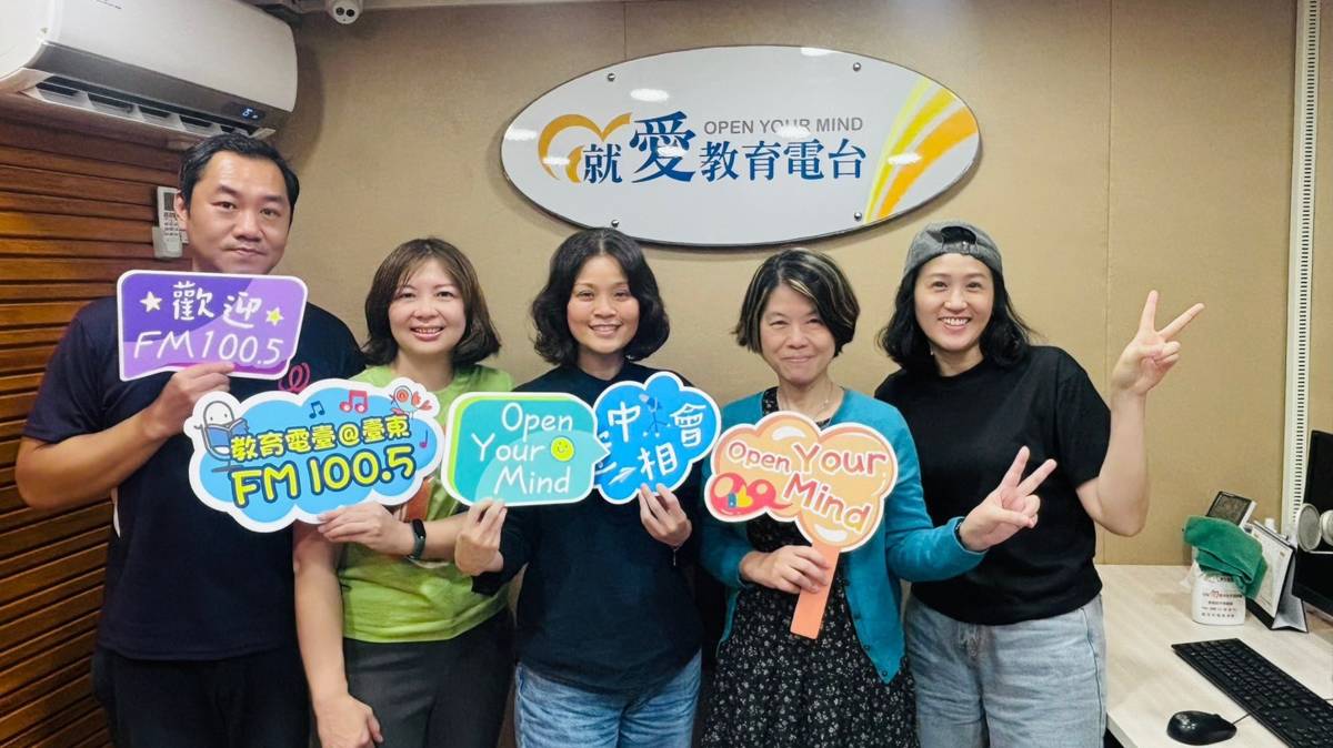 美燕總監、俞菁執行長、國代小美夫妻(自右二至左)分享夫妻運用優勢卡提升溝通品質