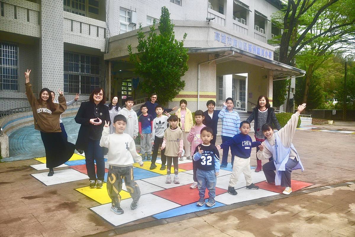 高雄旗山區溪州國小彩繪通學步道