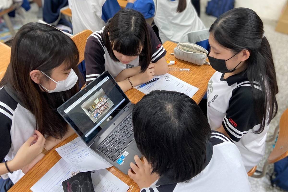 學生於課中運用科技