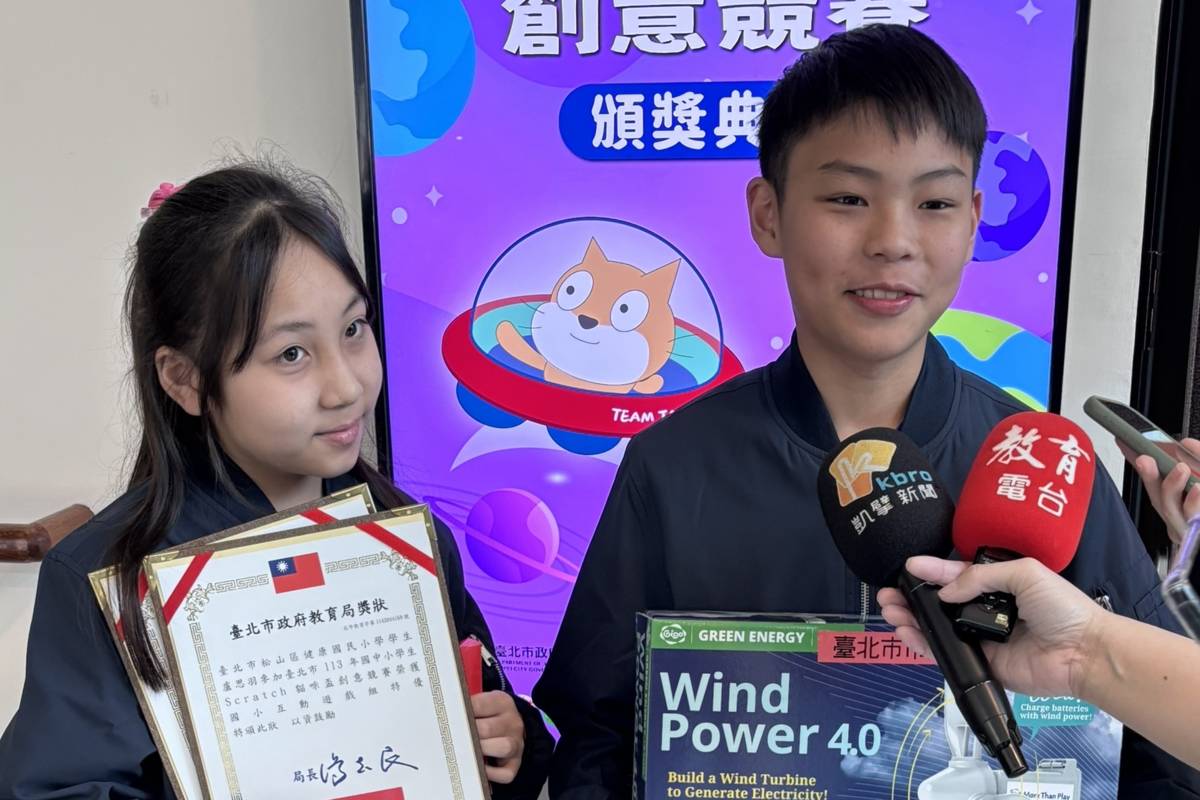 榮獲國小「互動遊戲組」特優的健康國小學生蘇璽在、盧思羽分享參賽心得