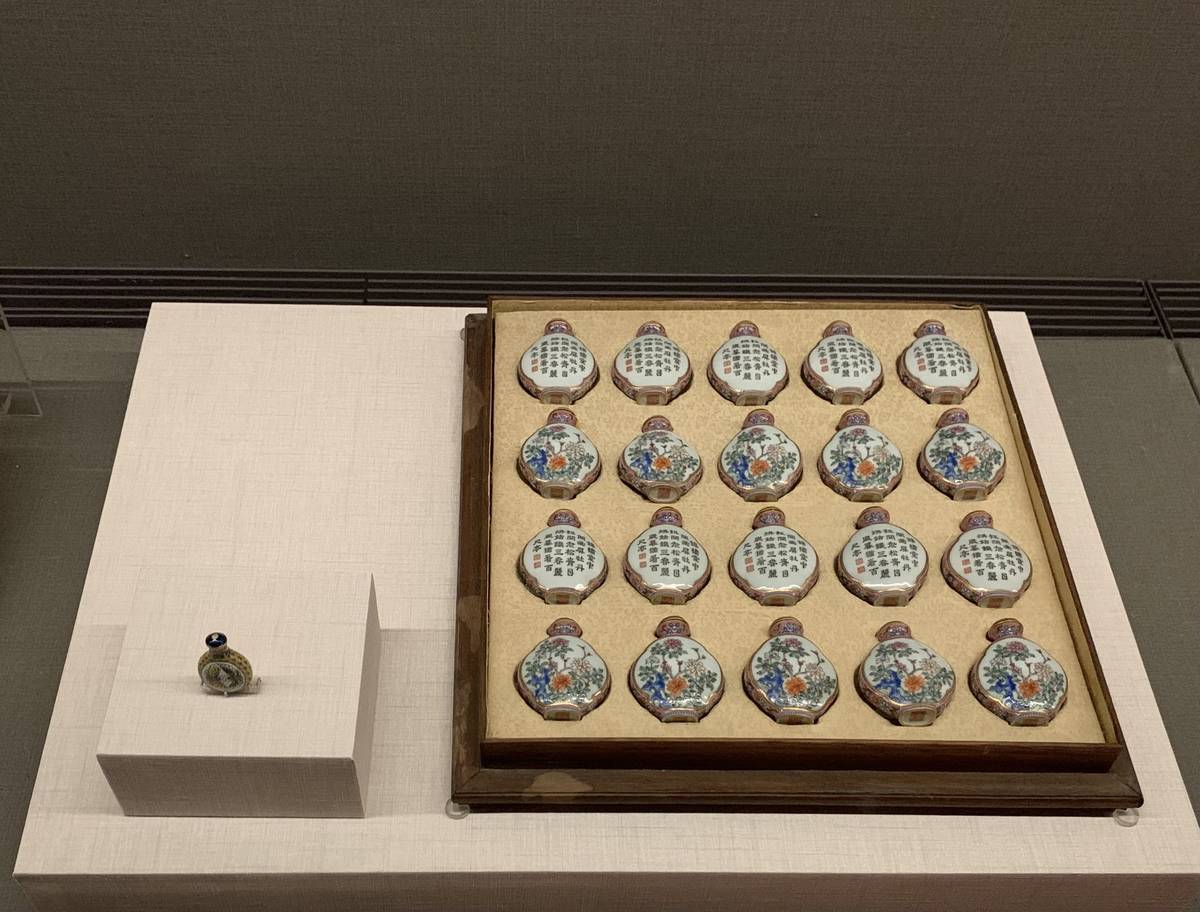 展覽特別展出一組共二十件的〈清 乾隆粉彩御製詩花卉紋鼻煙壺〉(故宮提供)