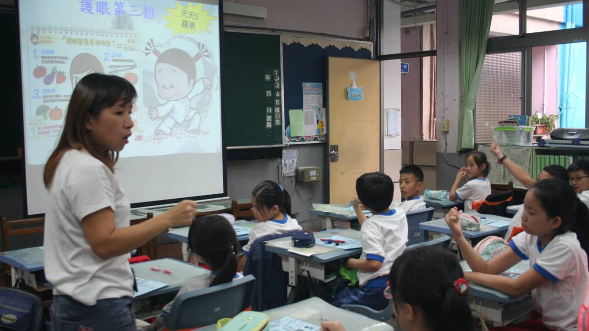 112學年度「校園健康主播」佳作－臺北市文山區興德國民小學－護理師入班講解健康促進知能

以「興德健康報報～視力保健專題報報」榮獲《校園健康主播》佳作的臺北市文山區興德國民小學，致力推動健康促進多年，校地面積雖迷你，善用學校及鄰近空間，鼓勵校外探索，攀樹登高望遠，頂樓的「興德農藝會」結合校定田園課程，教導親手種植有益視力的作物，不只低頭耕作，也抬頭遠眺，維護視力亦開拓視野，並將健康飲食觀念帶回家庭，全校裸視視力不良率優於臺北市平均即為明證。面臨現今 3C 產品使用之挑戰，學校結合家長持續合作，全力打造視力保健與健康促進的支持環境。

採訪：臺北市文山區興德國民小學林碧雲校長、曾韻任學務主任、林正翎衛生組長、蔡以靖護理師、六年一班黃筠捷、胡宇璨同學
