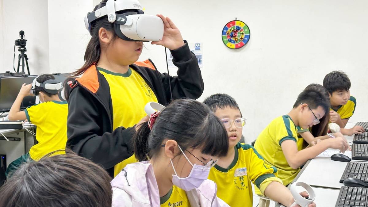 學生配戴VR頭盔，體驗沉浸教學