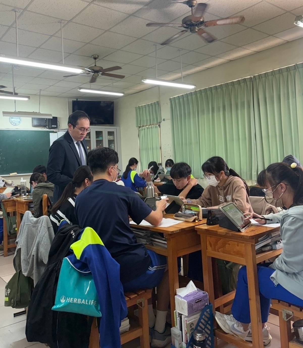 北門高中引導學生思考AI生成統計圖表及互動式地圖判讀 (教育部提供)