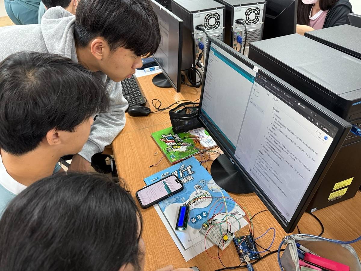 竹南高中透過AI協助發想作品內容及硬體接線 (教育部提供)