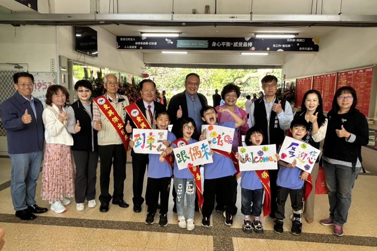 學童歡迎鄭副市長及各位貴賓蒞臨新社區東興國小
