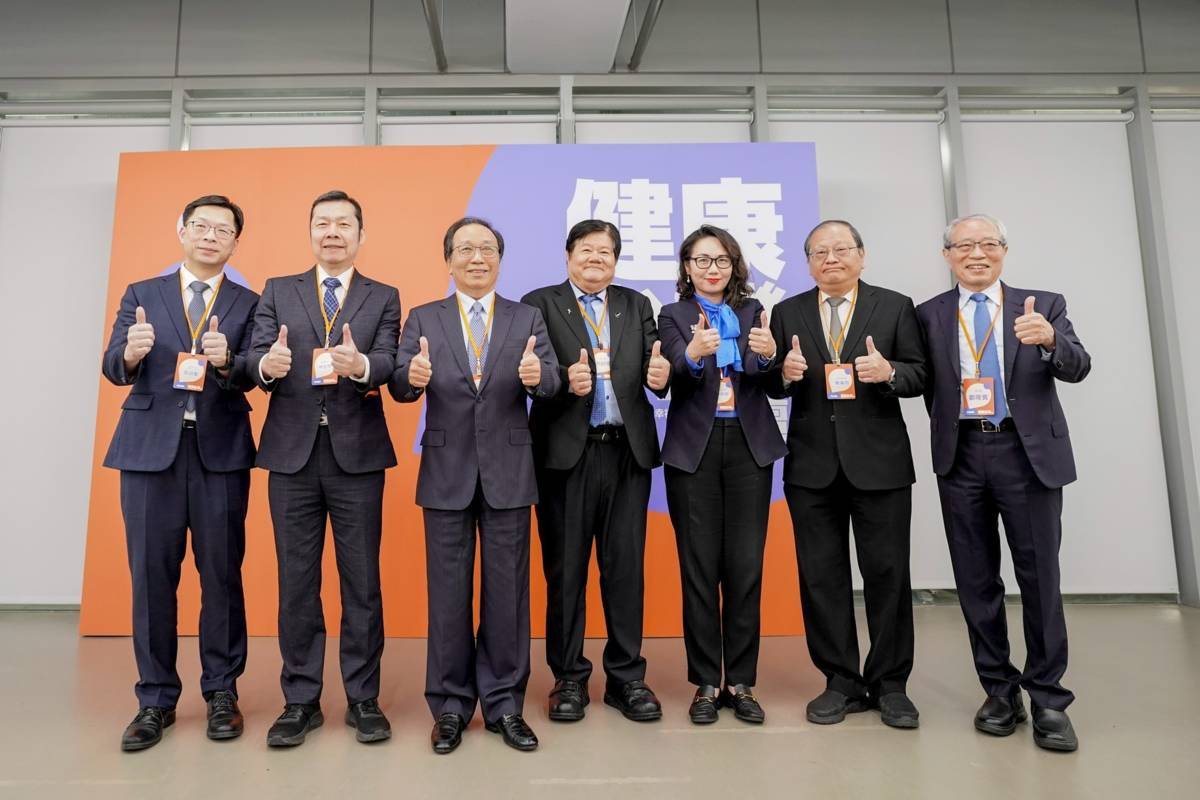 中醫大鄭隆賓執行長、洪明奇校長與健康台灣中台灣論壇陳志鴻召集人、講者群合影。（從右至左：鄭隆賓執行長、醫策會蔡森田副董事長、陳亮妤副署長、洪明奇校長、陳志鴻召集人、林宏榮院長、張詩聖主任）