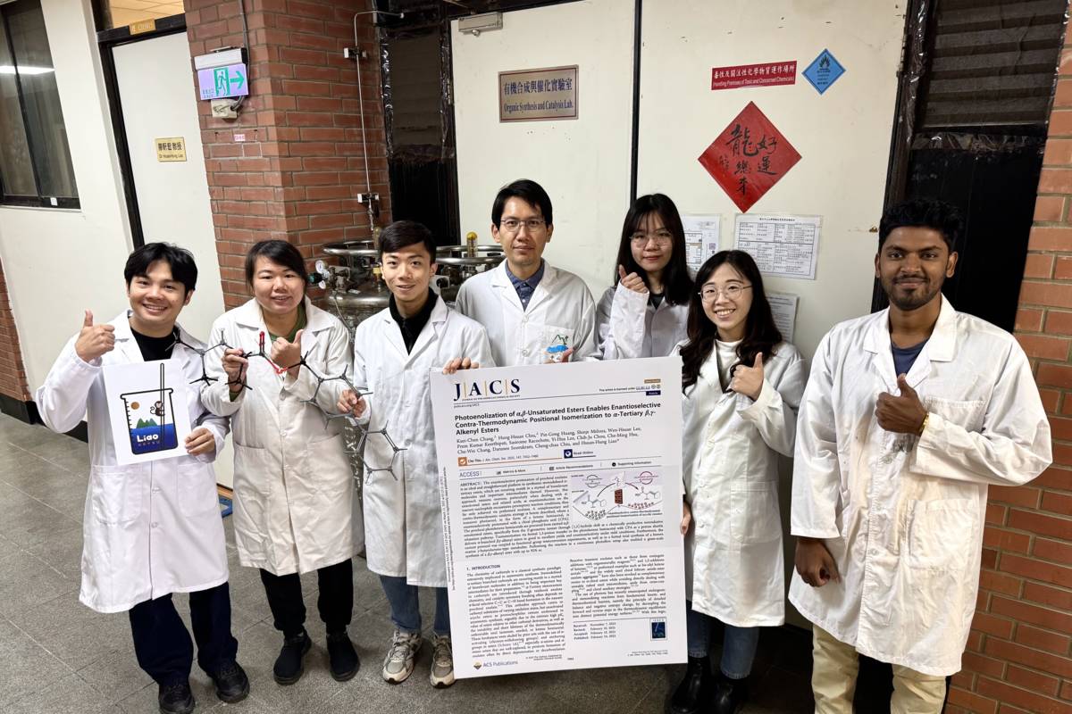 中山大學化學系副教授廖軒宏（右4）助攻失智症藥物登權威化學期刊