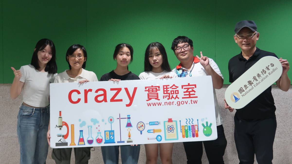 雲林縣東南國中科展團隊成員(左二至右二)，經過一連串挑戰成功揭開水中「沃辛頓射流」的奧秘。