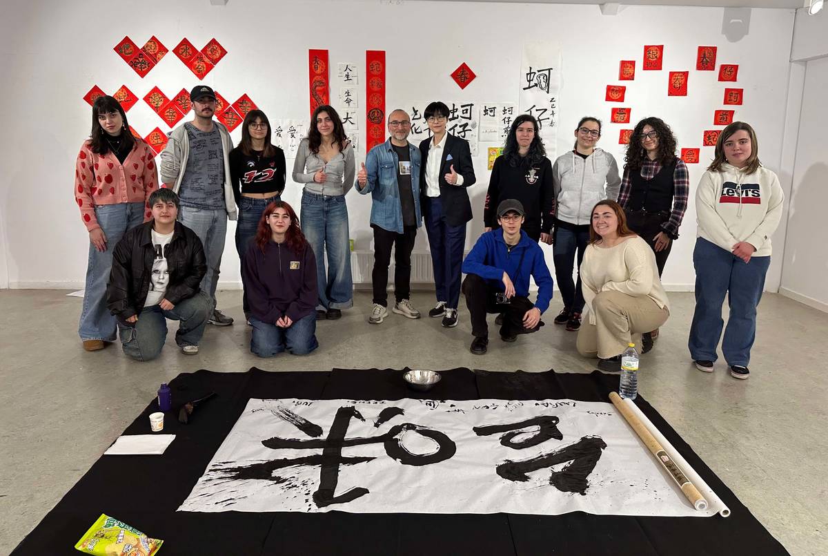 華梵大學美術系助理教授楊侖（後排右五）帶領西班牙學生舉辦台味書法集體創作。(華梵大學提供)
