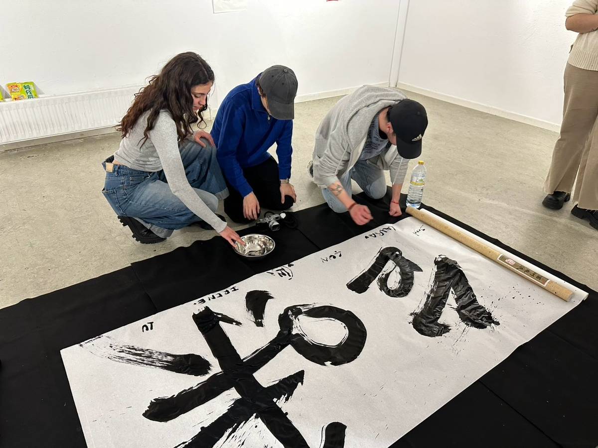 西班牙學生以毛筆寫上西文，完成結合西班牙味的書法創作。(華梵大學提供)