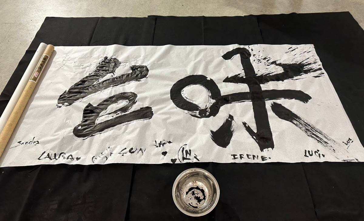 華梵大學教授藝術家楊侖將價值60萬元的書法創作贈予西班牙大學典藏。(華梵大學提供)