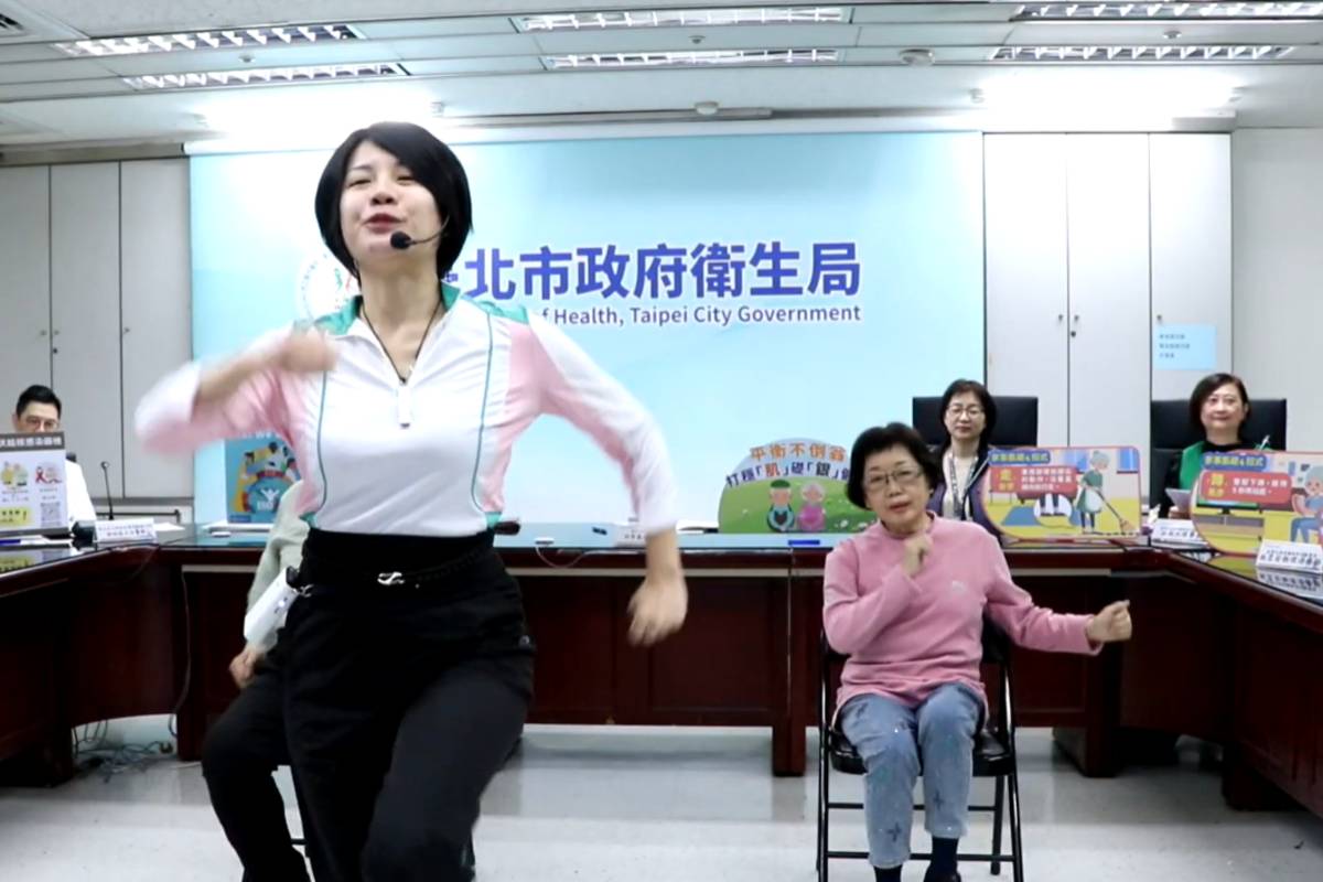 物理治療師施柔安示範「家事肌礎」4招式