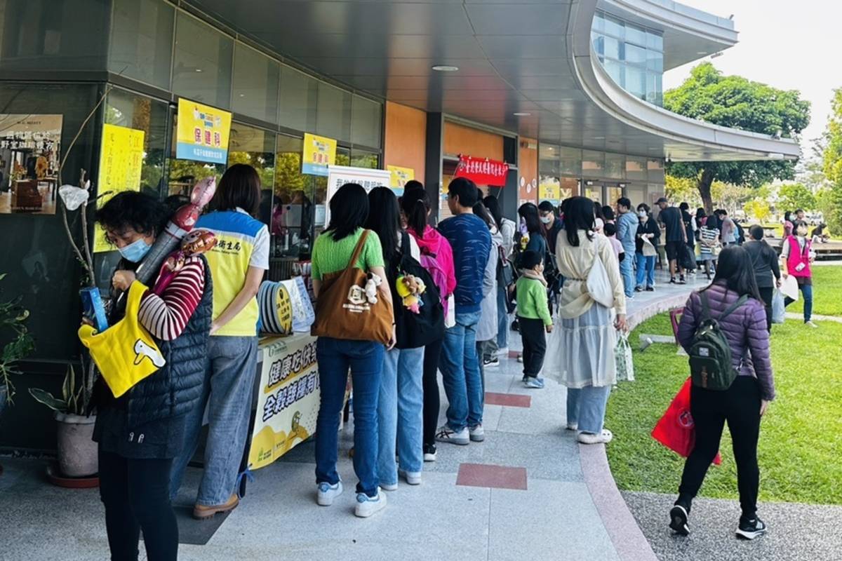 臺東縣衛生局攜手臺東縣牙醫師公會舉辦「親子口腔健康嘉年華會」，吸引許多家庭親子參與。