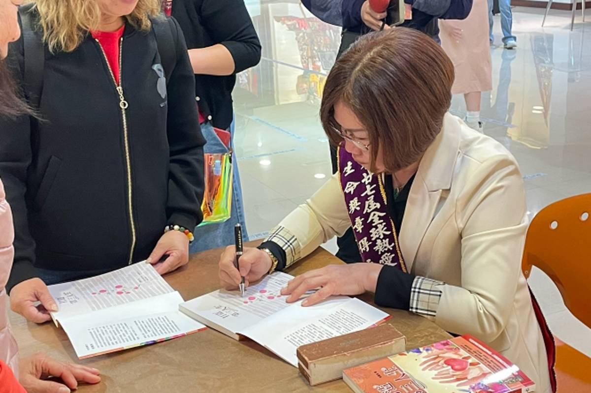 中臺科大校友李鳳珠新書《打造第三人生》發表