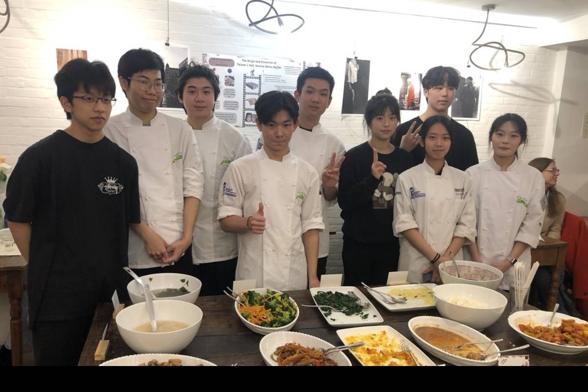 開平餐飲國際部學生在義大利見學期間籌辦「臺菜文化展」，以臺式自助餐驚艷在地師生