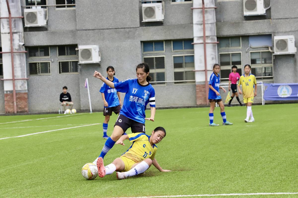 113學年度中學足球聯賽(11人制)國女組複賽，順安國中對戰五權國中，五權國中以犀利的進攻能力踢下4分，順利晉級決賽。(教育部體育署提供)
