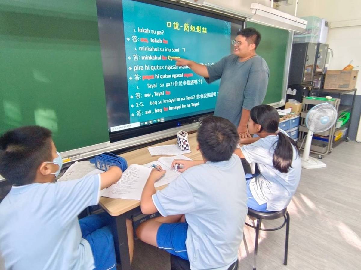 桃園市陳振威老師教授泰雅族語課程情形