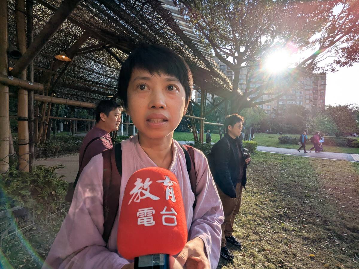 藝術家楊芳宜說明《臨暗塑光》的創作理念