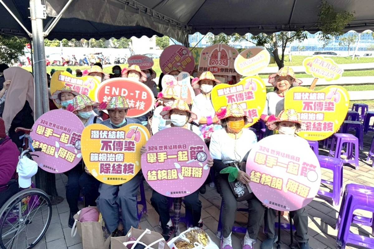 臺東縣衛生局攜手各鄉鎮市衛生所，配合各地活動宣傳「0324舉手一起篩 結核說掰掰」。