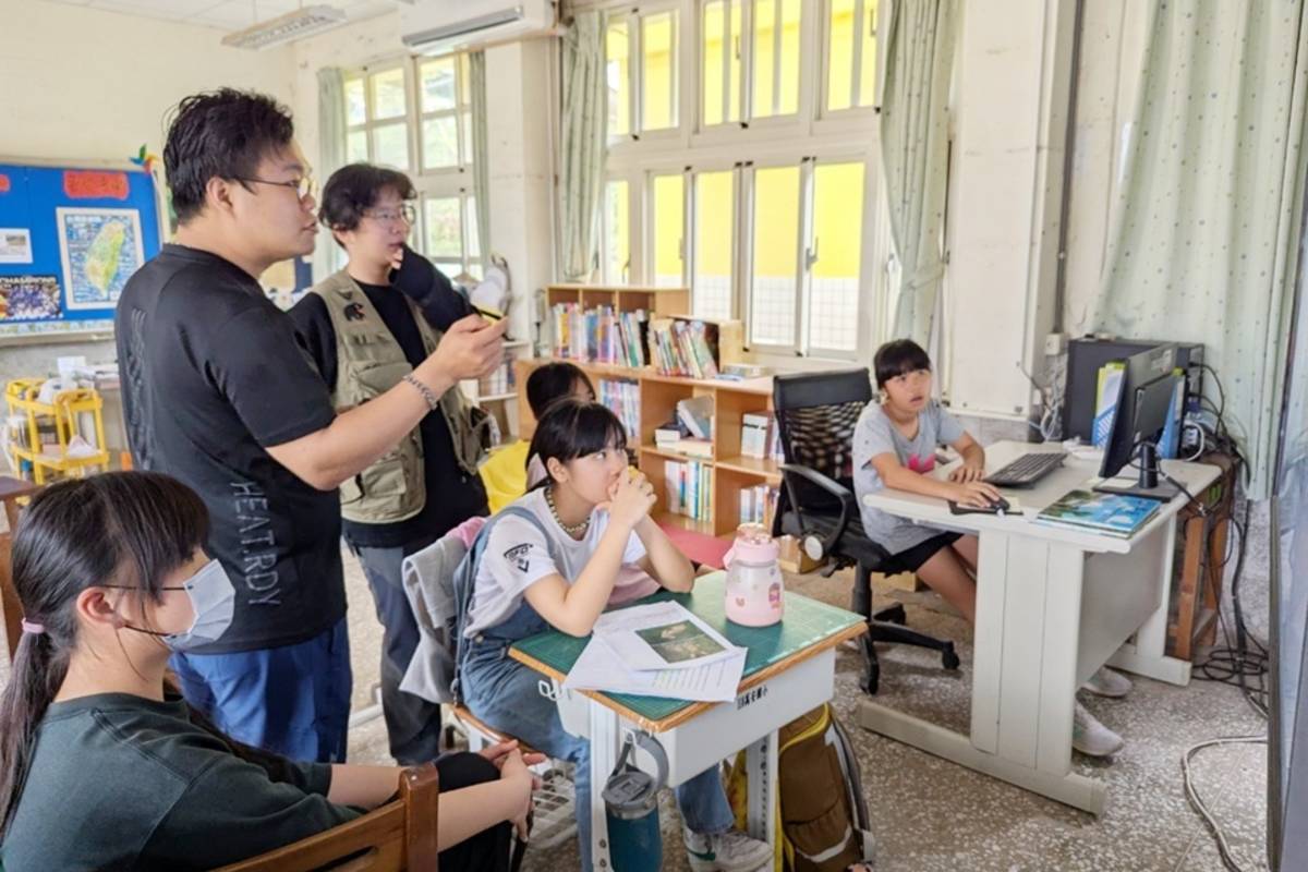 池上青年培力工作站與萬安國小師生共同學習生態相關知識。
